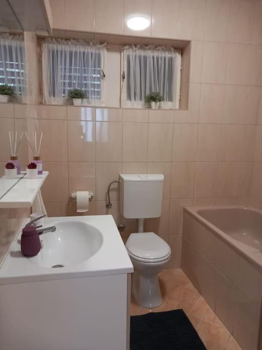 Apartment Dora-100M From The Central Beach Makarska Buitenkant foto
